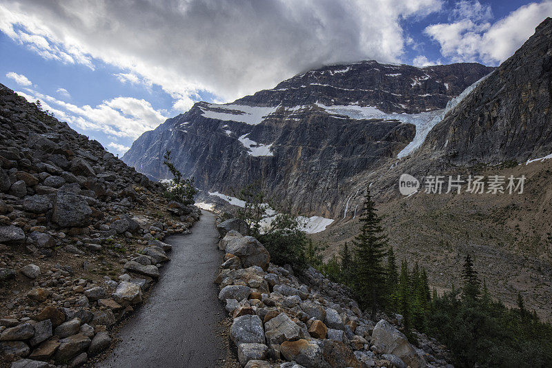 夏天的伊迪丝卡维尔山，贾斯珀国家公园，AB，加拿大