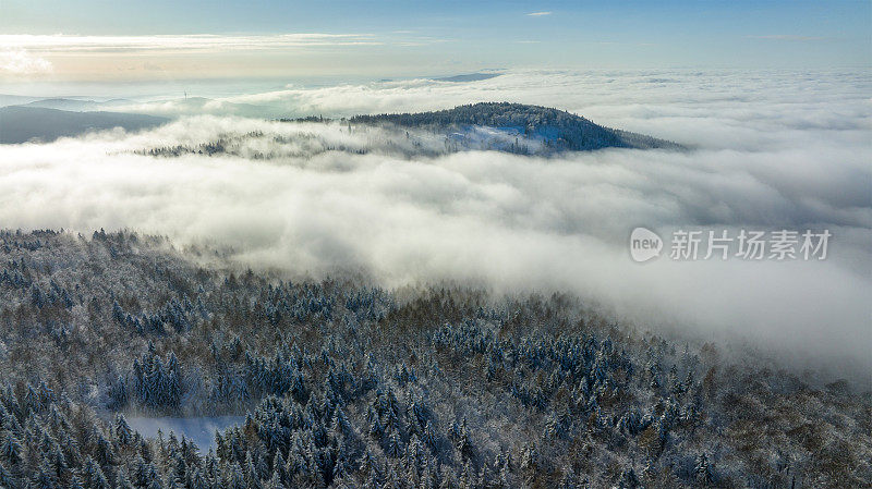 在一个晴朗而寒冷的冬日里鸟瞰陶纳斯山。