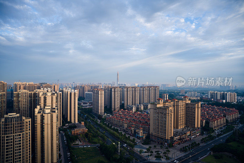 清晨，成都市上空乌云密布