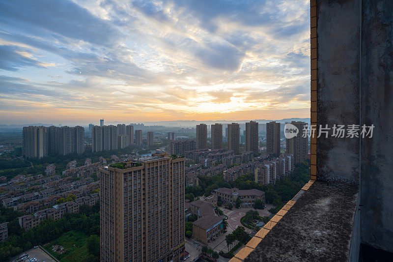 清晨，成都市上空乌云密布