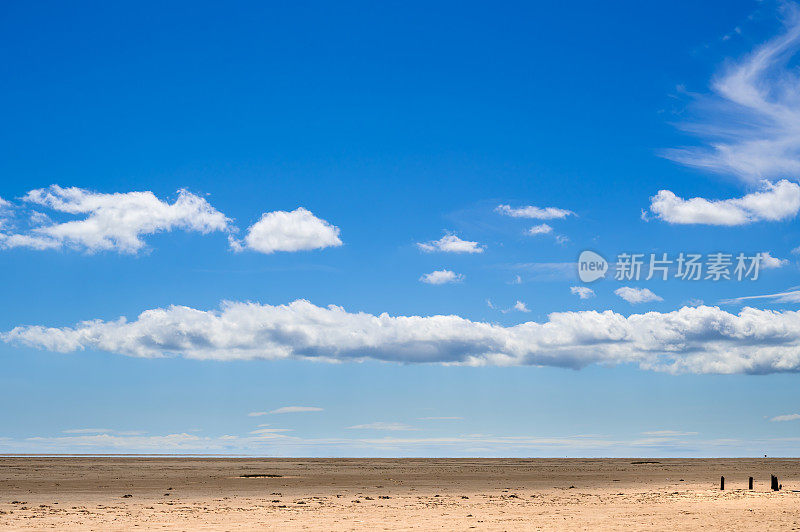 夏天早晨退潮时空荡荡的海滩