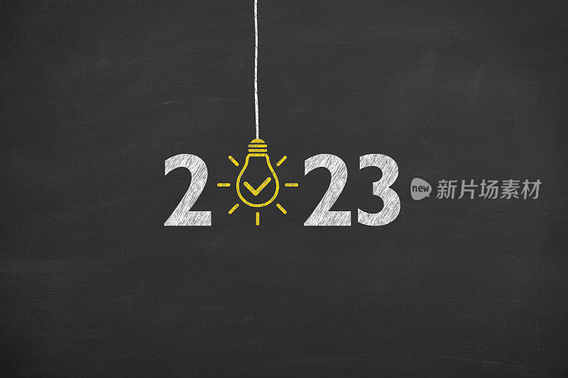 新年2023想法解决方案概念的黑板背景