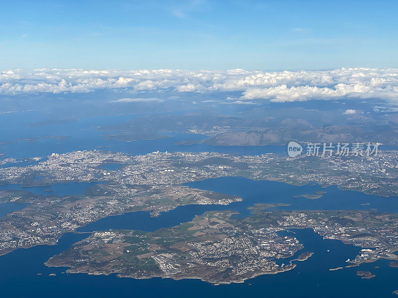 挪威斯塔万格市的鸟瞰图。海滩海岸线，有人居住的岛屿，农业用地和城市中心建筑都可以看到