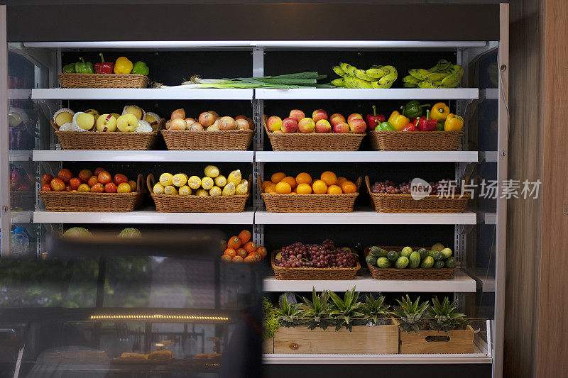 超市里的水果货架。