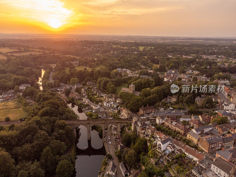 英国约克郡北部的Knaresborough的鸟瞰图，展示了城镇中心、Nidd河和铁路高架桥。用0级无人机拍摄的。