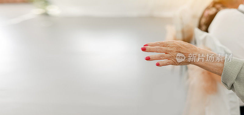 上了年纪的女人，修着红色的指甲，满是皱纹的手和手掌，清晰可见的静脉向前延伸。横幅。孤立的白色背景，特写，复制空间。老化过程