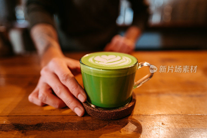 圣帕特里克节咖啡师提供绿色咖啡