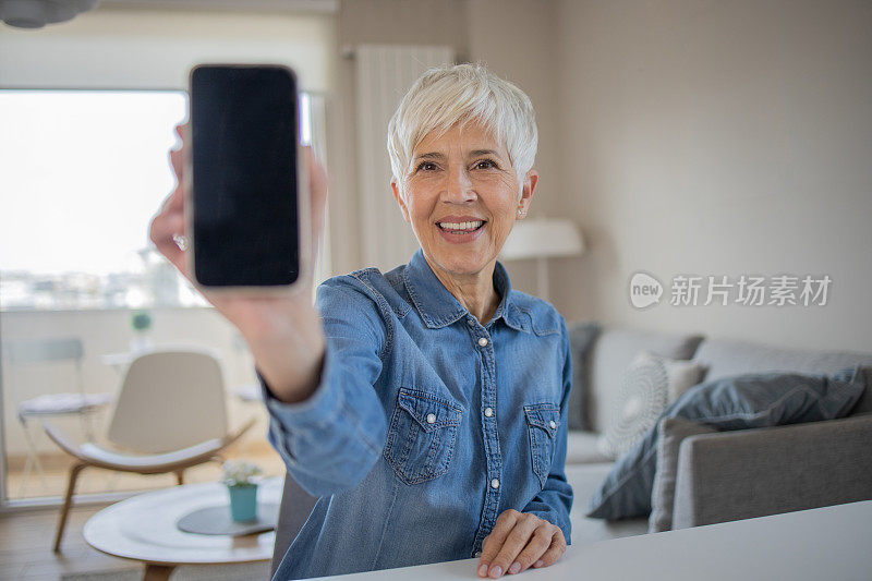 女子使用智能手机