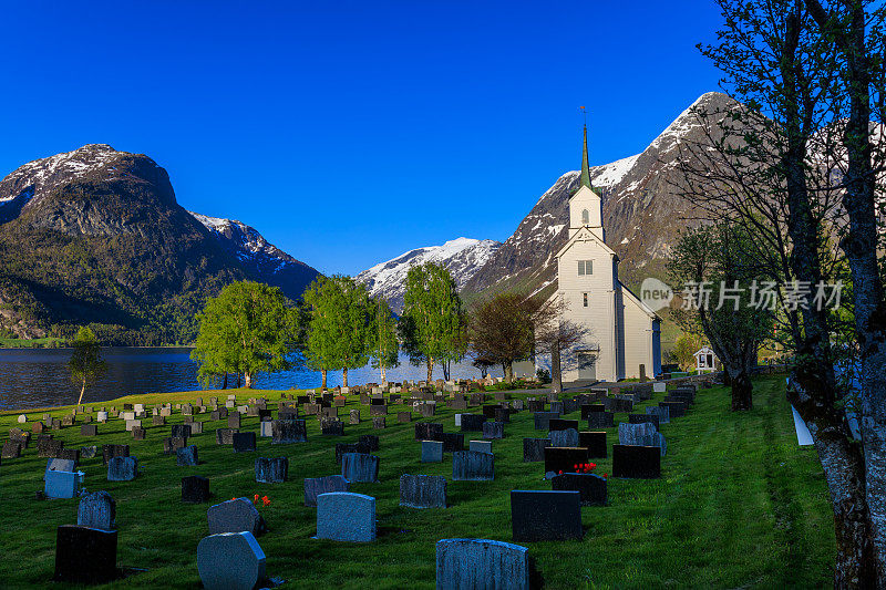 Oppstryn教堂和墓地，旁边是Oppstrynsvatnet湖和山