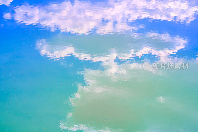 蓝天白云映在水面上