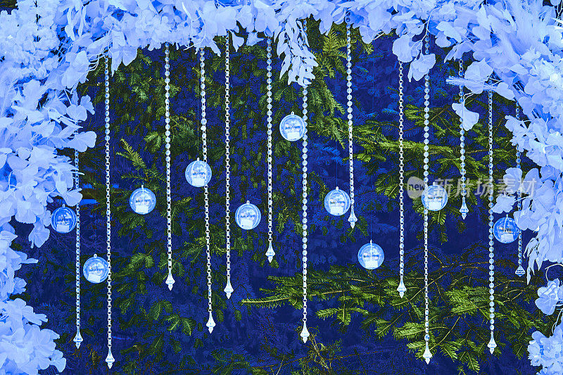 新年的圣诞背景与信球，花环和树枝