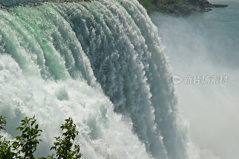 大自然的力量，尼亚加拉河瀑布在自然的震耳欲响的力量中流过边缘