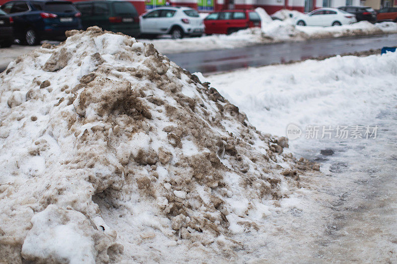 路边。肮脏的积雪。污染