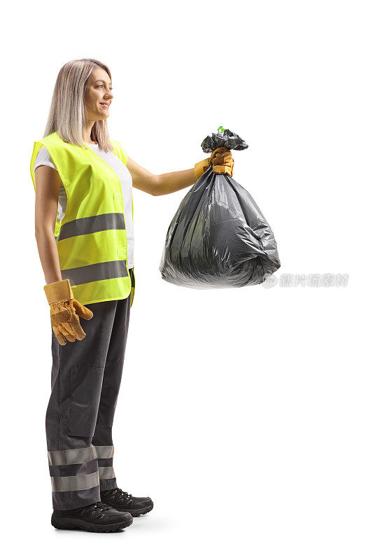 一个拿着垃圾袋的女性拾荒者的全身轮廓