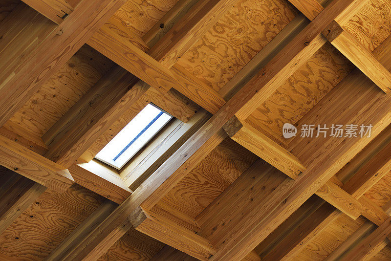 带有横梁和天窗的木质屋顶结构的内部视图