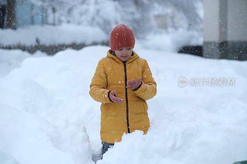 下雪的时候，小女孩在外面玩