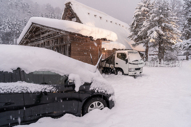 白川村的日本冬天积雪很厚