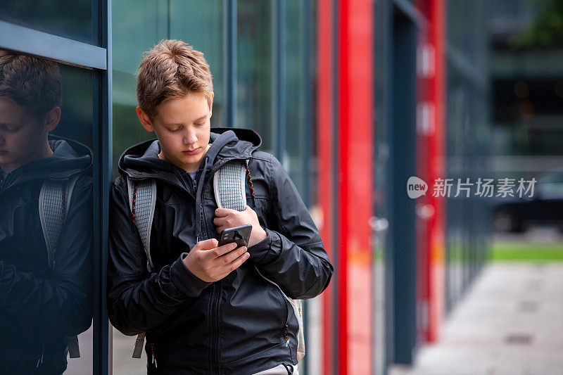 青少年男生使用手机学习