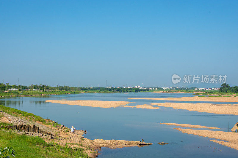 夏天蓝天下的蓝色河流