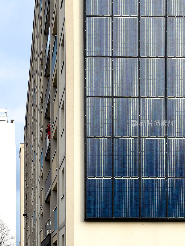 住宅建筑上的垂直太阳能电池板