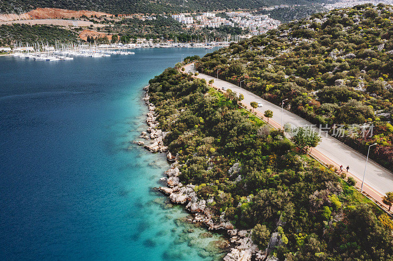 无人机航拍的公路沿海岸运行，卡斯，土耳其