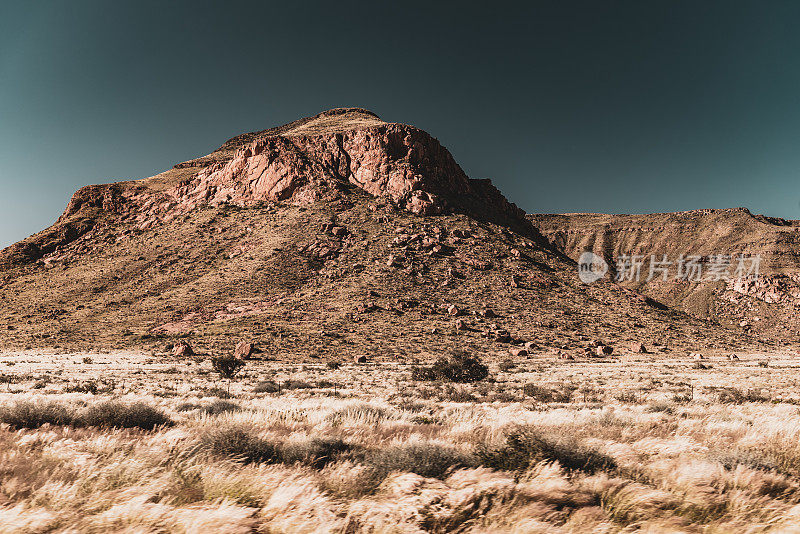 在非洲纳米比亚的自助狩猎之旅中驾车穿越美丽的风景