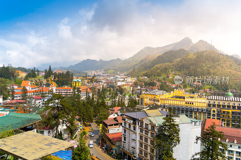 亚洲越南老蔡省萨帕市山城景观鸟瞰图，阳光明媚，夕阳西下，云中山景