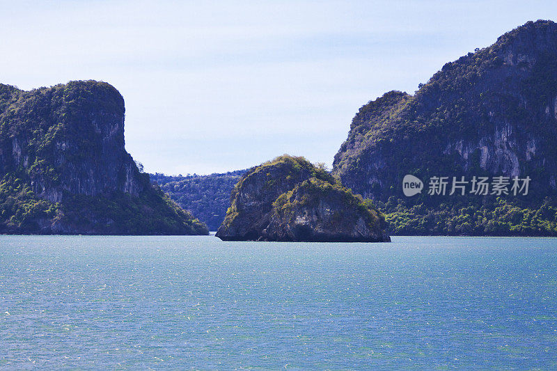 素叻他尼海岸的岩石和岛屿