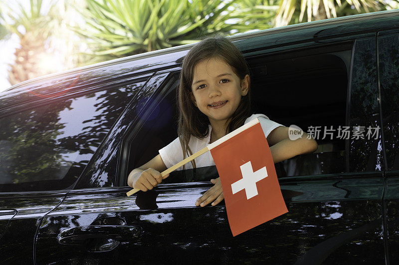 举着瑞士国旗的女孩