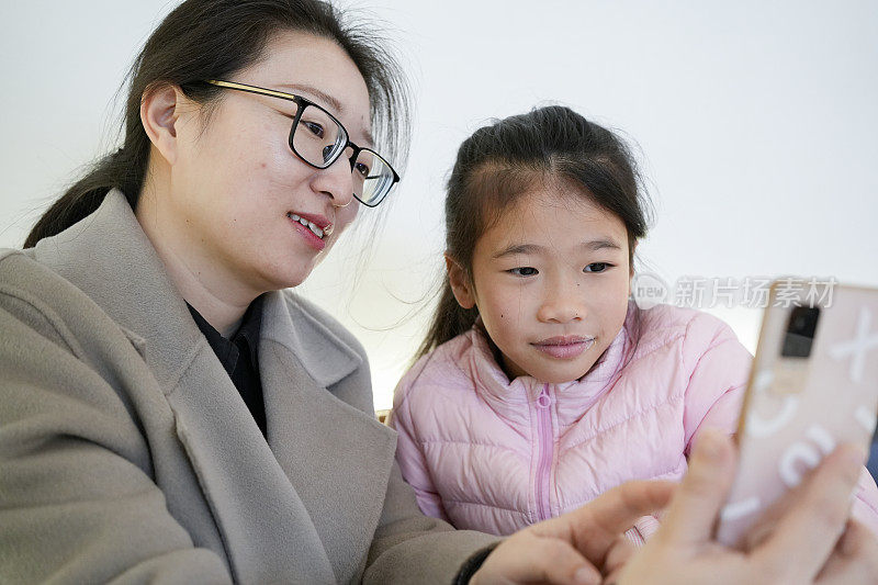 母女俩在甜品店网上下单