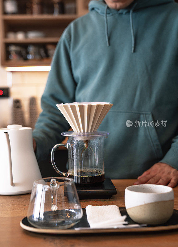咖啡店里的咖啡师在煮现浇咖啡