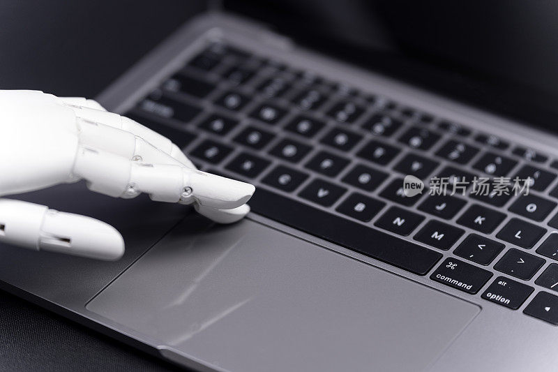 使用笔记本电脑的机器人手与人工智能技术，人工智能和网络空间的融合，塑造未来商业、数字自动化、智能软件系统的未来。