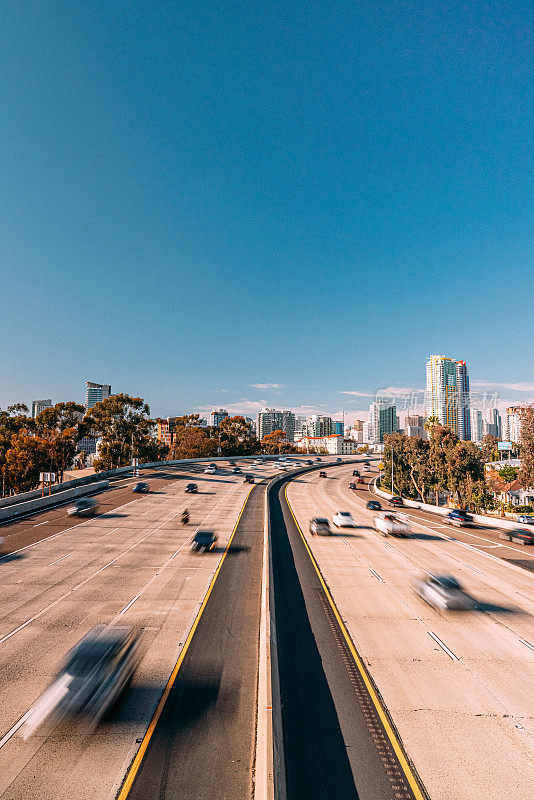 加州圣地亚哥5号州际公路的长快门照片