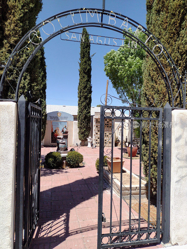 新墨西哥州拉斯克鲁塞斯一座天主教堂骨灰龛的入口