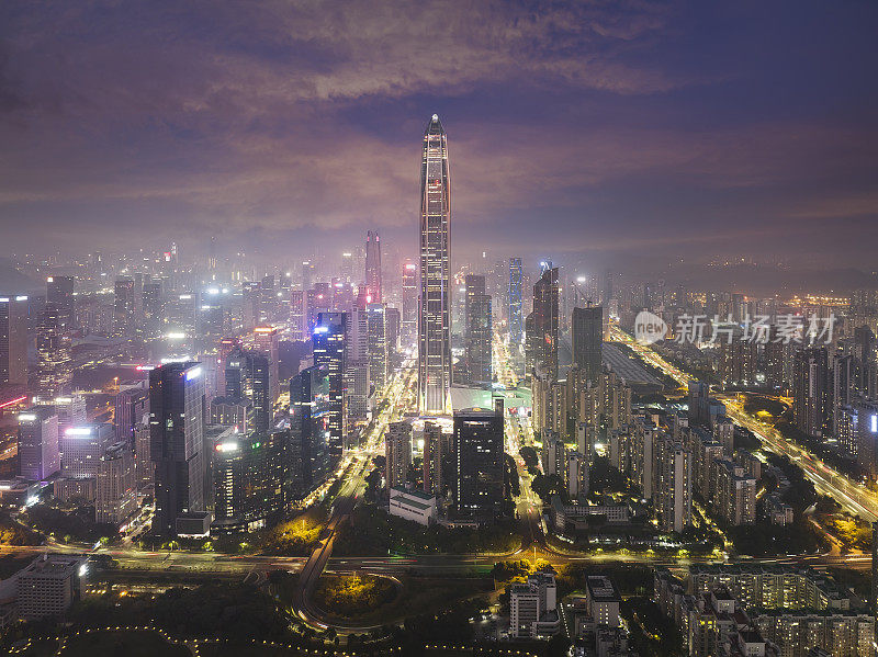 夜景鸟瞰中国深圳CBD的天际线