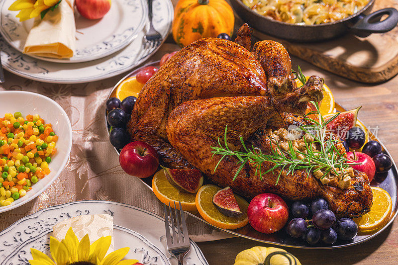 传统的填充火鸡配菜，用于感恩节庆祝活动