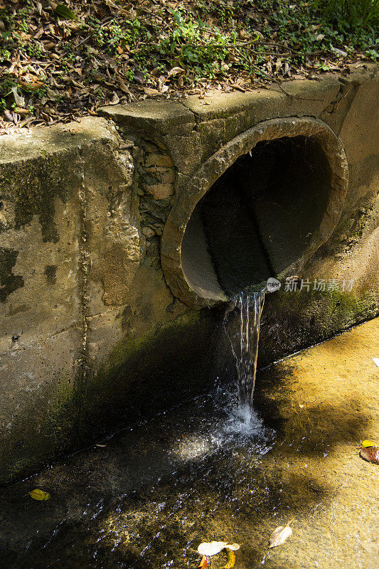 巴西污水管道中流出的污水