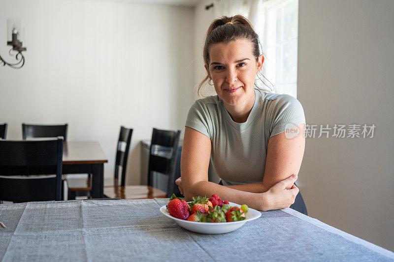 一位拉丁妇女正在家里吃一顿健康的饭