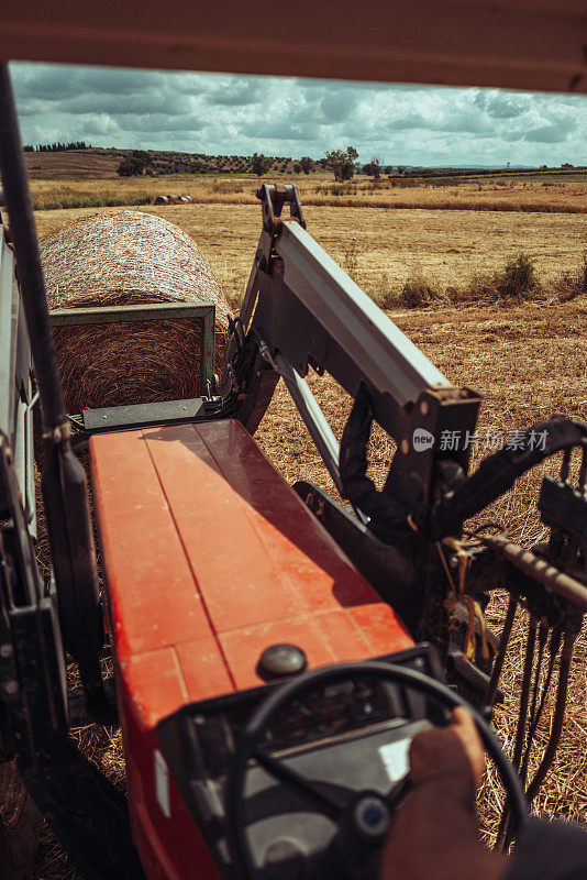 意大利的农业活动:拖拉机在田间工作