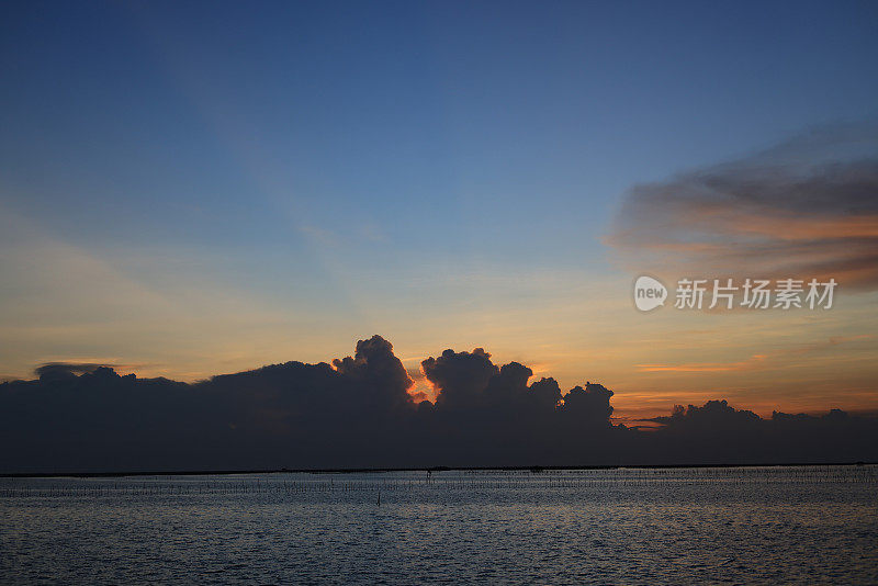 风景与海上日落，美丽的日落在海上，鸟瞰日落天空，大自然美丽的光日落或日出在海上，多彩的戏剧性雄伟的景色天空与惊人的云彩和波浪在日落天空暗光云的背景