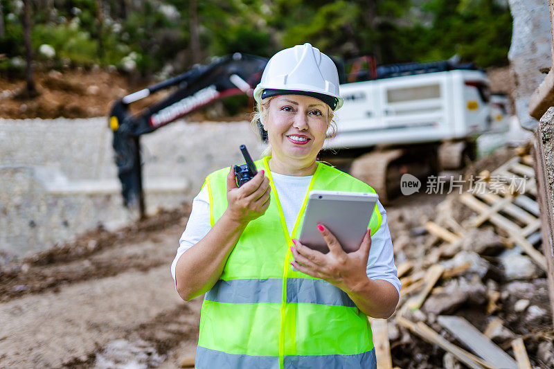 一位在建筑工地工作的女工程师的肖像