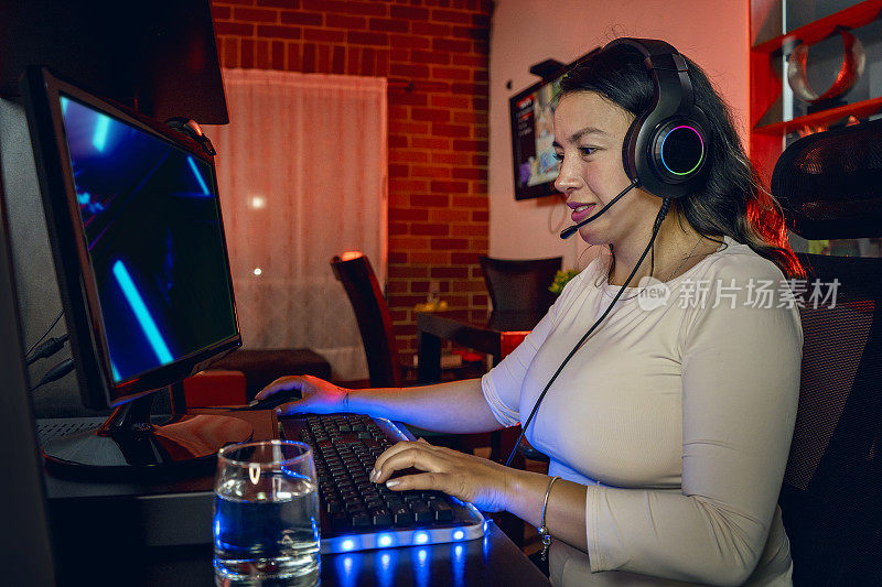 拉丁裔玩家戴着耳机在家玩在线视频游戏