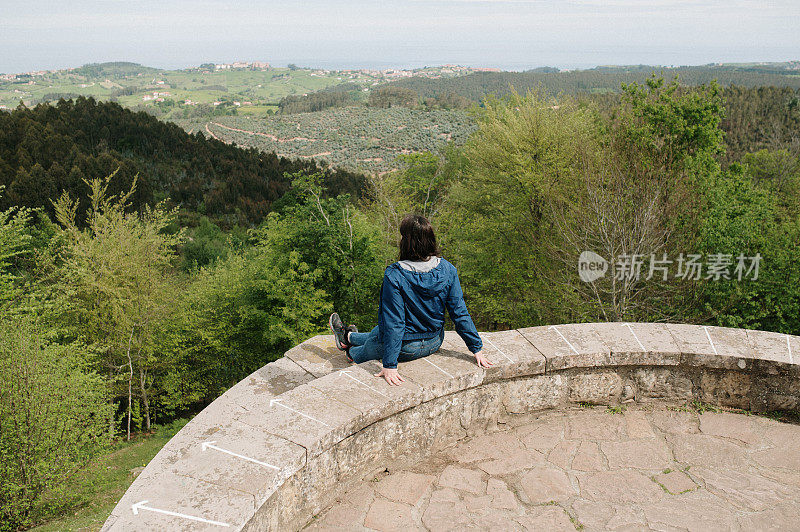 女人坐着欣赏美丽的景色