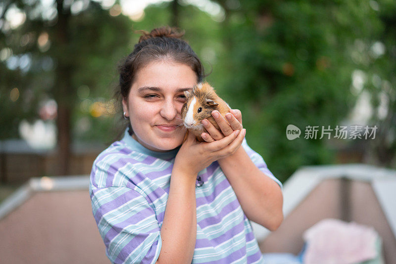 在阳台上和一只棕色仓鼠玩耍