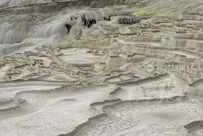 Pamukkale国家公园的温泉形成了石灰华梯田，留下了钙的沉积物。Pamukkale在土耳其语中的意思是棉花城堡，位于土耳其西南部的代尼兹利省。