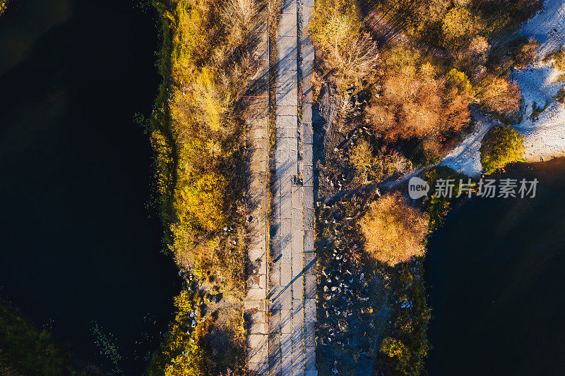 桥梁鸟瞰图。秋季风景无人机摄影。十月。