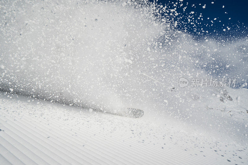 滑雪事故，雪坡上溅起了雪