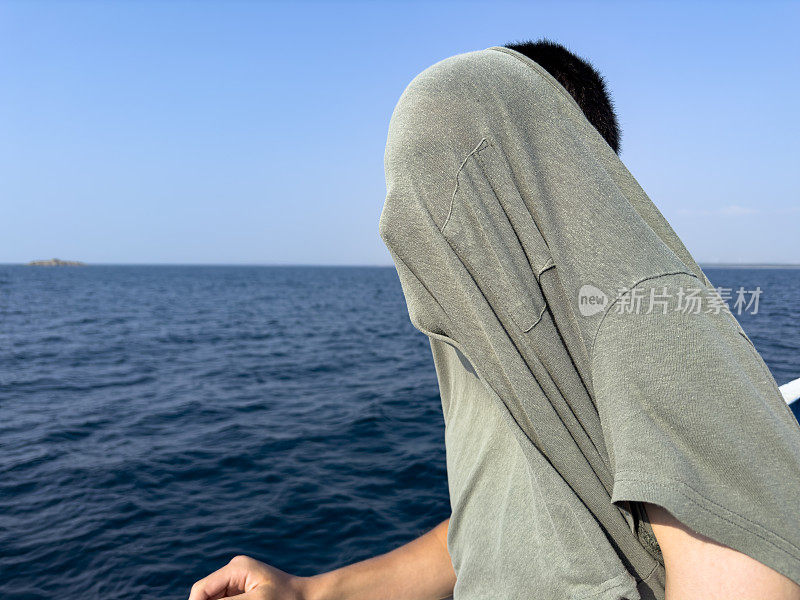 这个男孩正在北爱琴海的一艘男孩游船上旅行。体贴又快乐。晴朗的夏日。旅游的背景。旅游的概念。