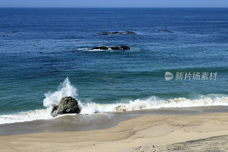 海浪撞击加拉帕塔海滩的广阔视野