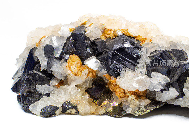 一个水晶和石团与清晰的白色石英，银色金属黄铁矿和黑色碧玺包围的基质宏观近距离隔离在一个白色的表面背景
